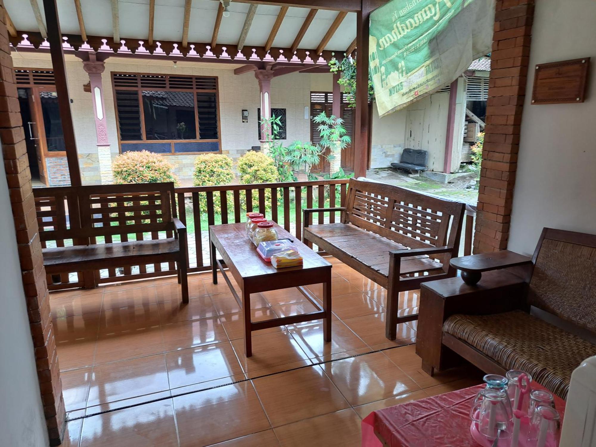 Romadhoni Homestay Magelang Exterior foto